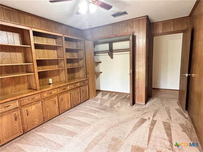 Building Photo - 202 Oak Ridge Dr