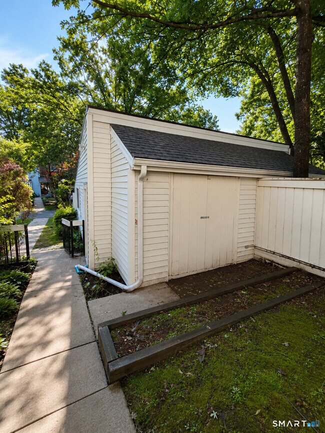 Building Photo - 5 Farmington Chase Crescent