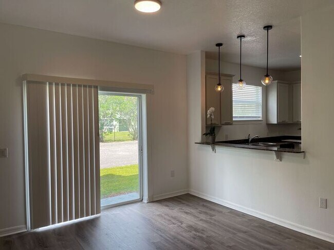 Building Photo - Beautifully Updated 3-Bedroom Townhouse in...