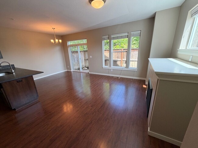 Building Photo - Charming 3-Bed, 2.5-Bath Townhouse – With Water/Sewer/Trash Included, and Prime Location!
