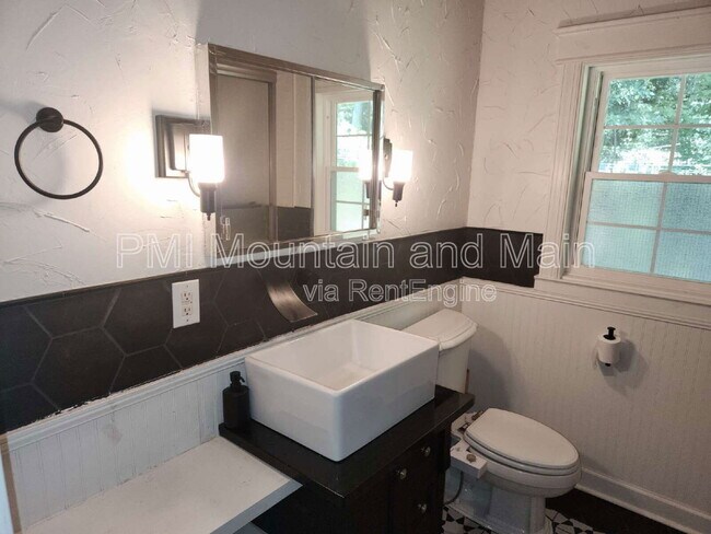 Building Photo - 488 Lake Hosea Dr