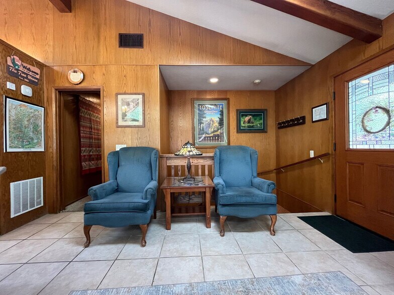 Building Photo - 2632 Mariposa Ave