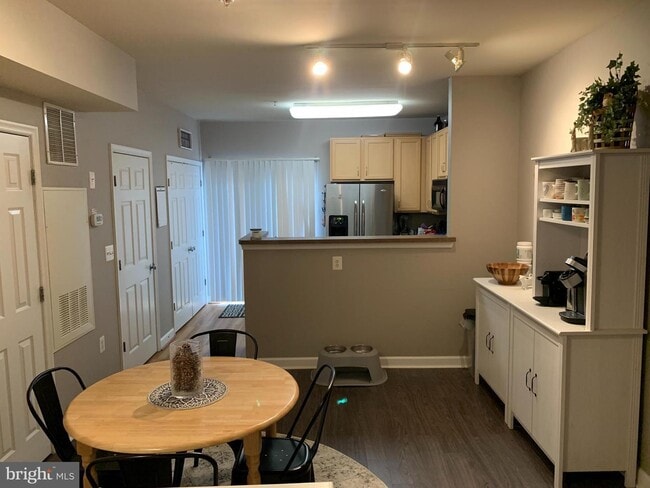 Building Photo - Charming Townhome-Style Condo with Garage ...