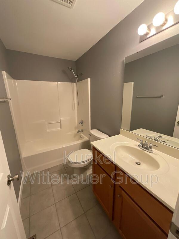 Building Photo - 700-704 Fountain View Dr