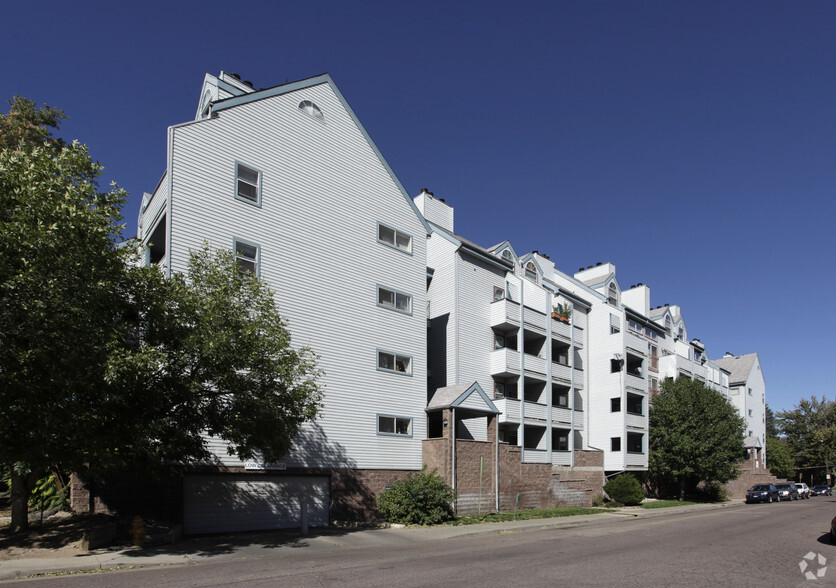 Building Photo - Albion Court Apartments