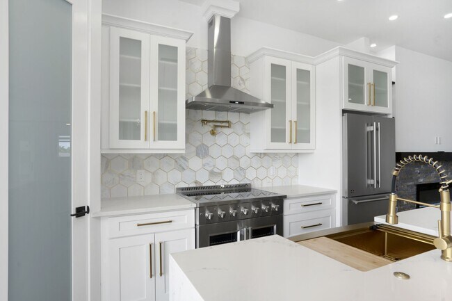 Building Photo - 5/3 Luxury Custom Home plus Boat dock, Pool and Stunning Views!!