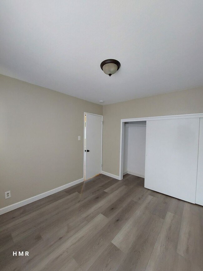 Building Photo - 5386 Kingsley St