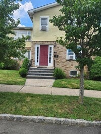 Building Photo - 17 Maple St