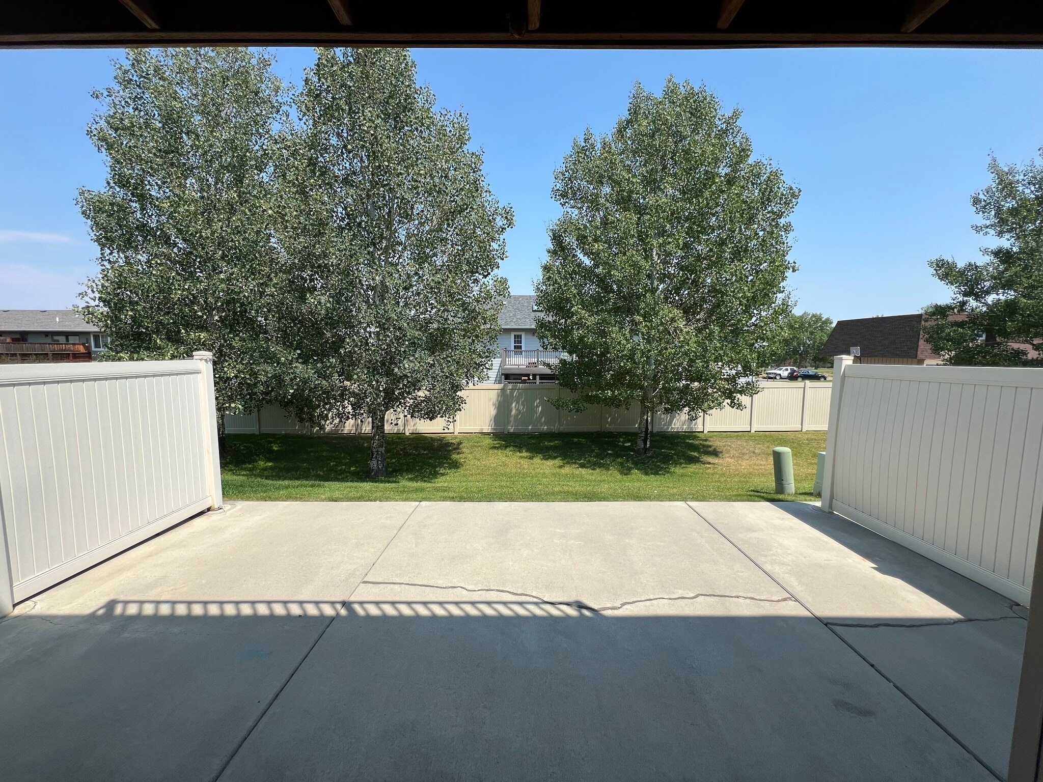 Building Photo - 2027 Lakehills Dr