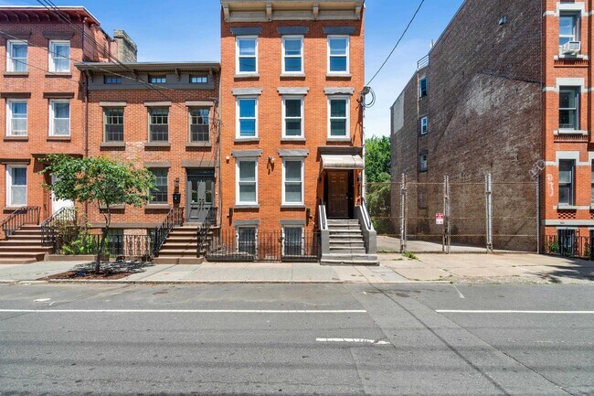Building Photo - 232 1st St