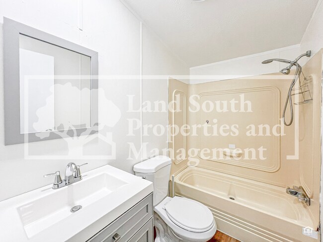 Building Photo - 8916 Beverly Hills Rd