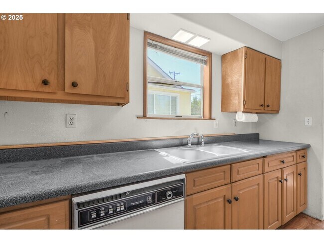 Building Photo - Warner Street Northeast