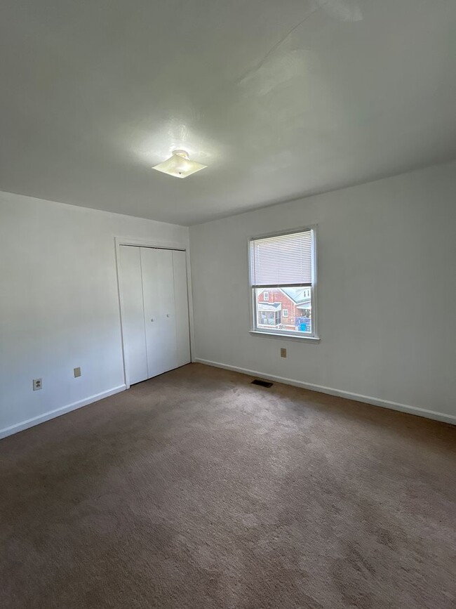 Building Photo - North West 2 bed 1 bath