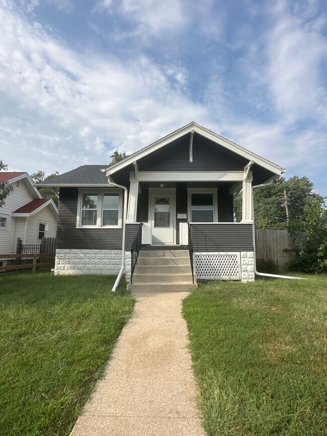 Primary Photo - Corner Lot 2 bed 2 bath w 1 car Garage!
