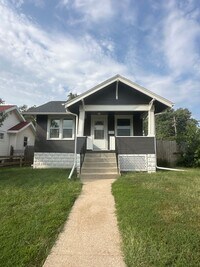 Building Photo - Corner Lot 2 bed 2 bath w 1 car Garage!