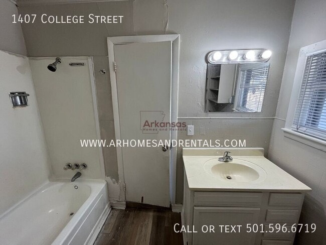 Building Photo - 1407 College St