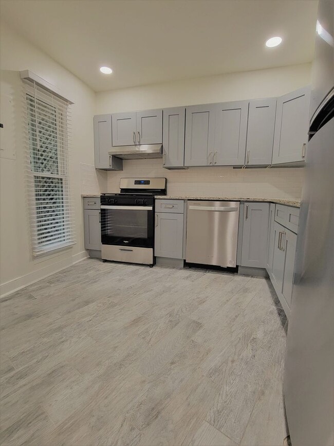 Building Photo - Remodeled 3 Bedroom 2 Bath Condo in Bon Air