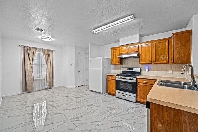 Building Photo - 8131 Golden Trace Ct
