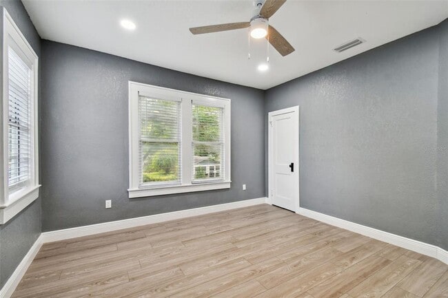 Building Photo - 6810 N Navin Ave