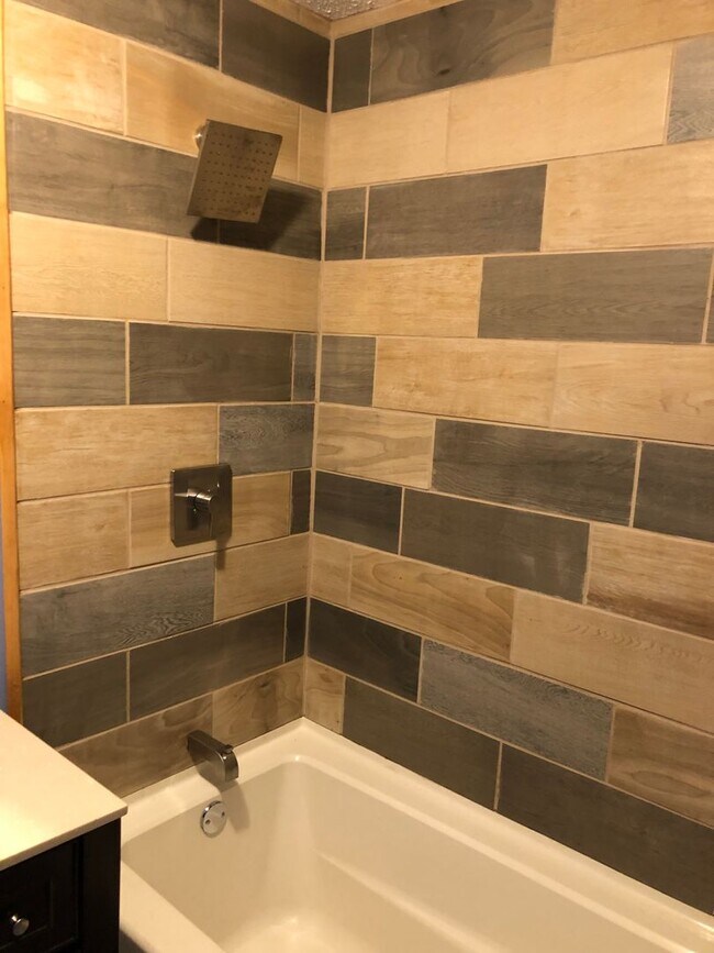 Building Photo - SPACIOUS THREE BEDROOM, TWO BATH HOME