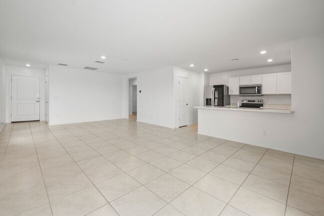 Building Photo - New home in Valencia Crossing!