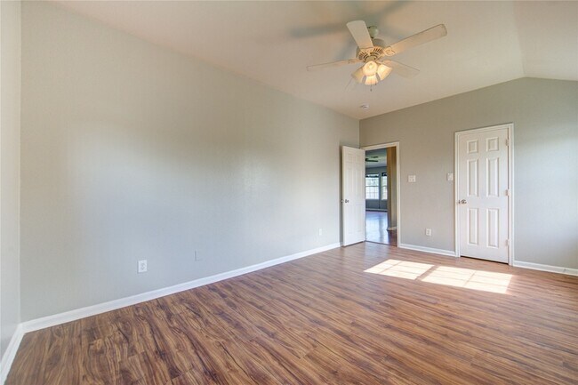 Building Photo - 5527 Gatesprings Ln