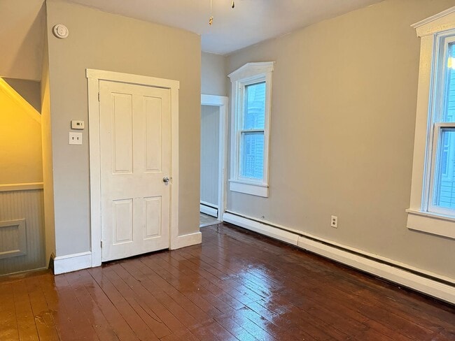 Building Photo - 2 Bedroom 2 Bathroom Home - Bonus room included in Brownstown!