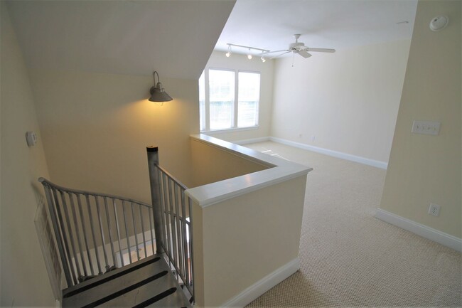 Building Photo - 2BR, 2BA Duplex with Close Water Access fo...