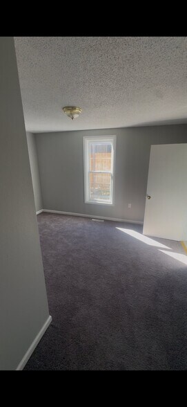 Building Photo - 605 E 8th St