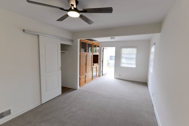 Building Photo - Single Family Home-Prime Location! Washer/...