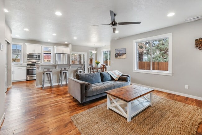 Building Photo - Beautiful home in SW Bend!  Large fenced i...