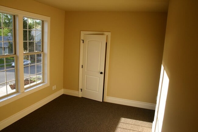 Building Photo - 6 Bed, 4 Bath