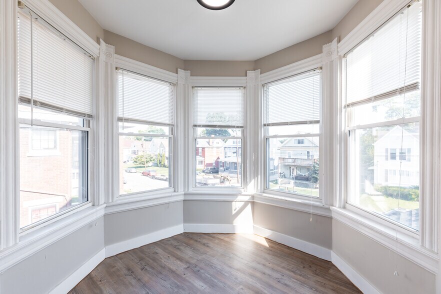 Building Photo - 1949 Hudson Ave