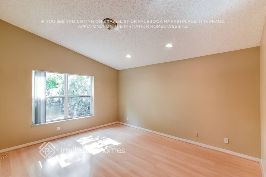 Building Photo - 5027 SW 35th Way