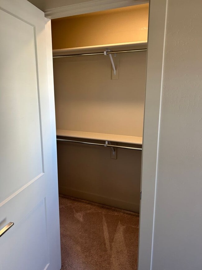 Building Photo - BEAUTIFUL TOWNHOME!