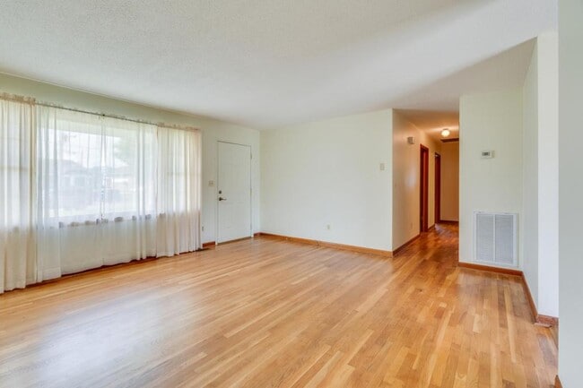 Building Photo - 607 Race St