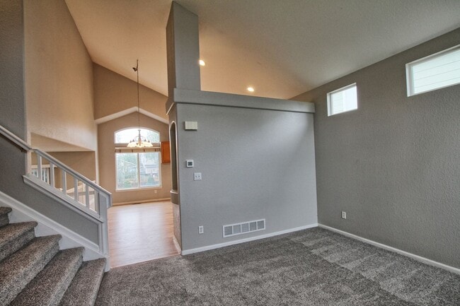 Building Photo - 4 bed 3.5 bath open & bright Bradbury Ranc...