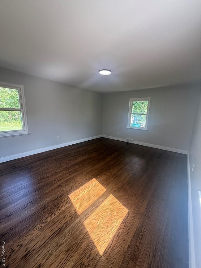 Building Photo - 11 Willow Ln