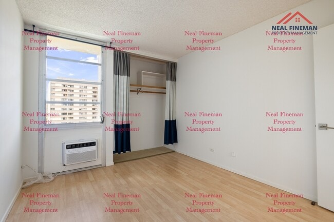Building Photo - 2 Bed 2 Bath, One parking. Tenant pay all ...