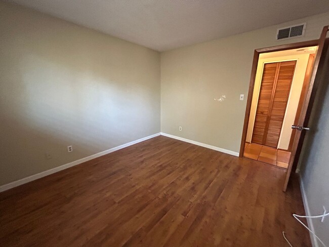 Building Photo - 3 Bedroom 2 Bath 8th and Dobson Mesa