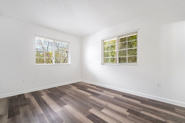 Building Photo - SPACIOUS 2/2 UNIT CENTRALLY LOCATED