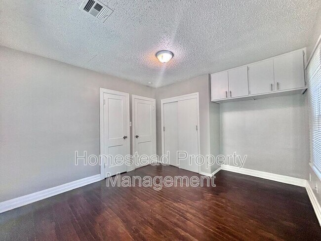 Building Photo - 1436 NE 8th St