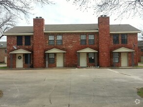 Building Photo - 2 br, 2 bath 4plex - 640 South Rogers Road...