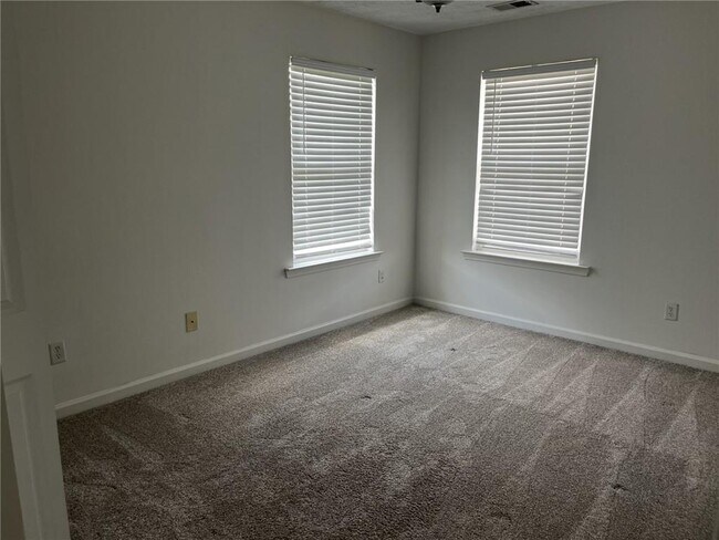 Building Photo - 3184 Elmwood Ct
