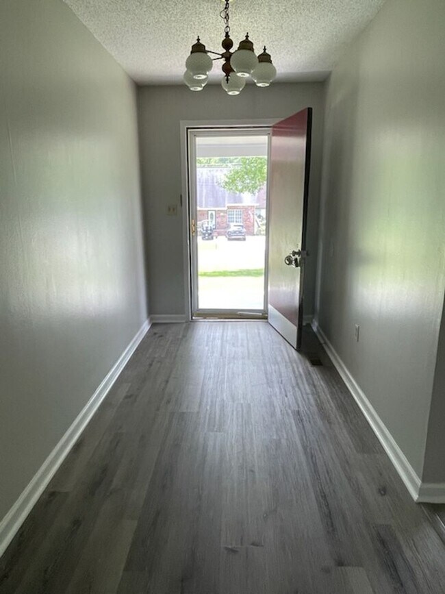 Building Photo - Move In Ready!!