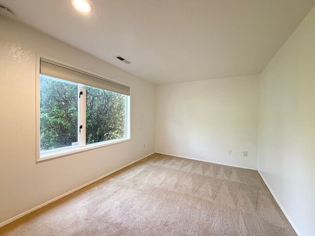 Building Photo - 3695 Sqft. Redondo home near Puget Sound!