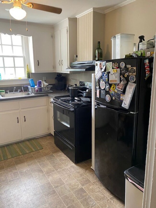 Building Photo - Available June 2025 - 2nd floor apartment ...