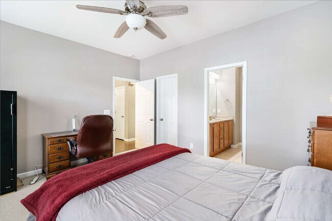 Building Photo - Charming 3-Bed/3.5 Bath Townhouse with 211...