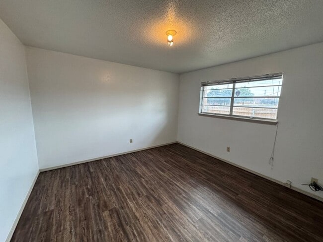 Building Photo - 2 bed 2 bath duplex refreshed with new flo...