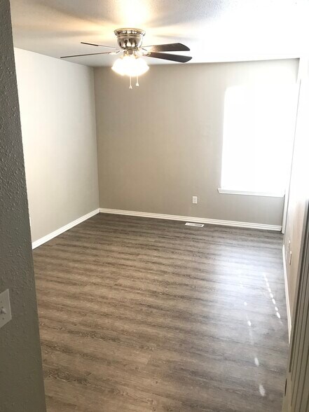 Master bedroom - 1382 N Dawn Dr